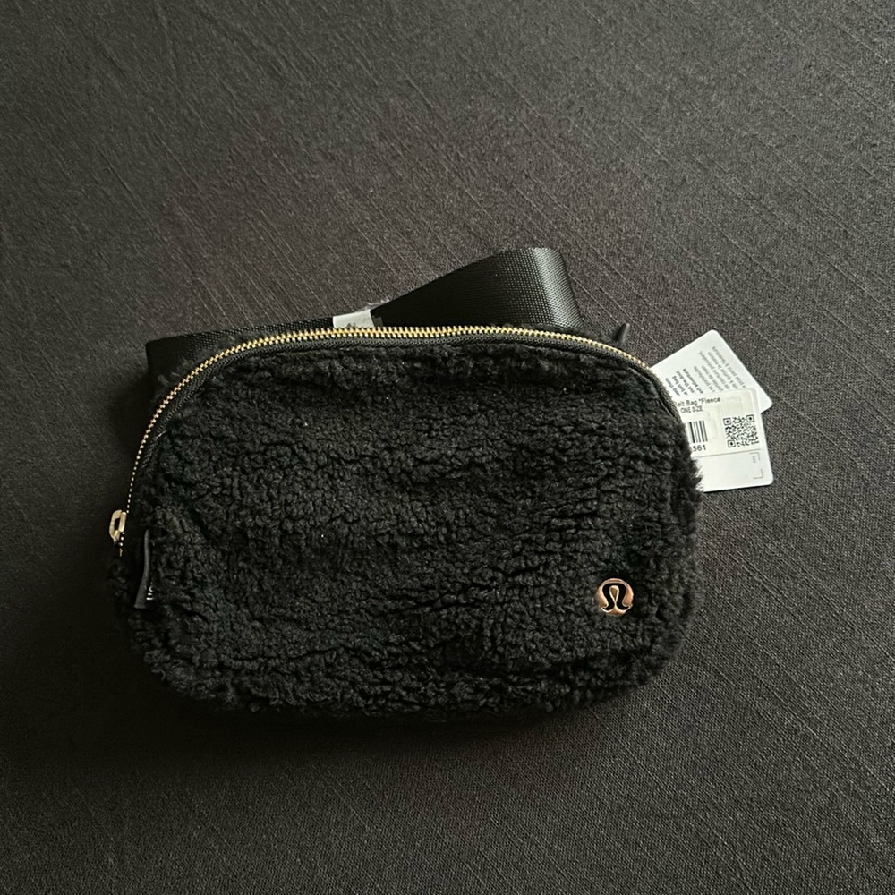NTW LULULEMON SHERPA BELT BAG